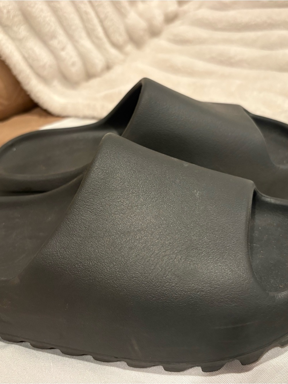 MENS - Black Yeezy Slides size 8